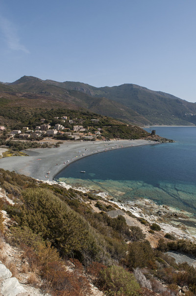 科西嘉:科西嘉角西侧的海岸，以其原始景观而闻名，在那里可以看到沿着海岸线的众多黑色海滩之一