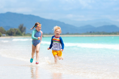 热带海滩上的孩子们。孩子们在海上玩耍。