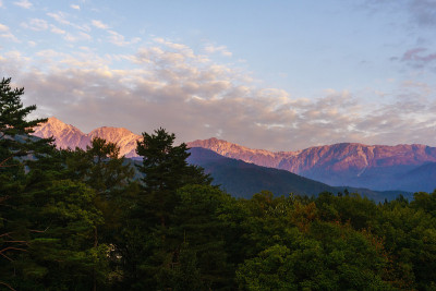 白波山在日出时染红
