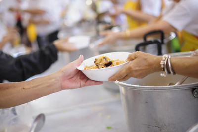 用免费的慈善食物救济无家可归的人