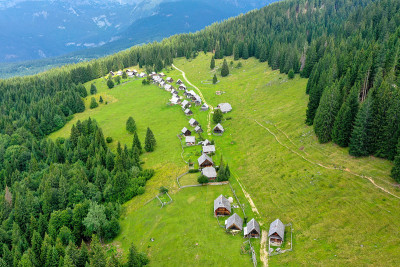 空的牧羊人村的Planina Zajamniki航拍照片