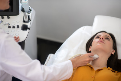 女医生做甲状腺超声检查