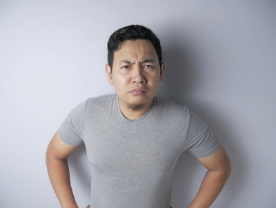 亚洲男人愤世嫉俗的表情