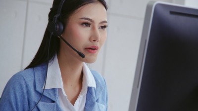 带耳机的客服代表或呼叫中心