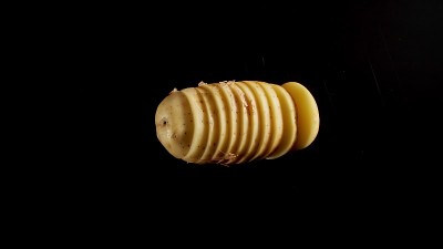 黑色表面上的碎土豆