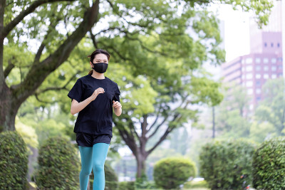 一个女人跑