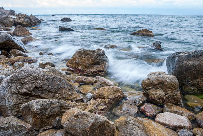 克里米亚海岸的海景。波浪在岩石上溅起美丽的水花。
