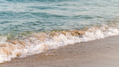 海边的沙滩和柔软的蓝色海浪。