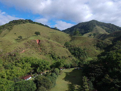 鸟瞰图的自然萨那，Macaé，里约热内卢的山区。无人驾驶飞机的照片。