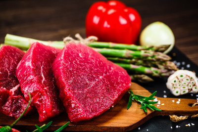 切板上的新鲜生牛肉