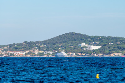 圣特罗佩湾的蓝色海水与圣特罗佩镇的轮廓背景，法国里维埃拉，法国