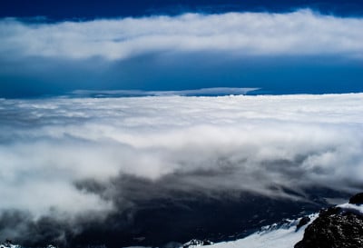 山上有雪。山上有雪。山拉