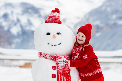 孩子建造雪人。孩子们堆雪人。