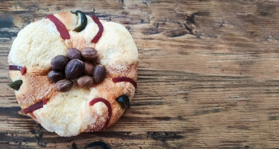 “rosca de reyes”木制背景与复制空间，主显节蛋糕，roscon de reyes