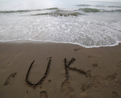 英国文字写在海边的沙滩上