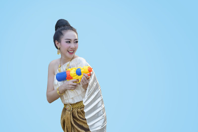 泰国女孩和老挝女孩在泼水节泼水
