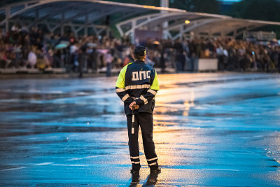白俄罗斯明斯克。白俄罗斯独立日庆典前的游行彩排上，交通道路警察警察督察管制交通。晚上下雨的时间