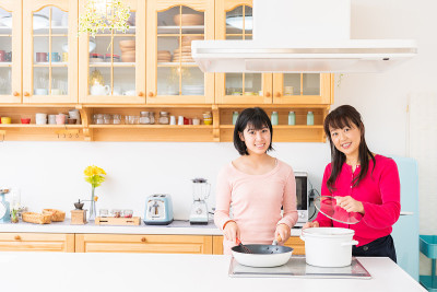 父母和女儿一起做饭