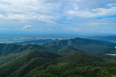 蓝天映衬下的青山风景。