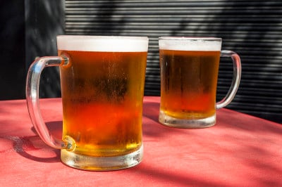 冰啤酒:两杯啤酒
