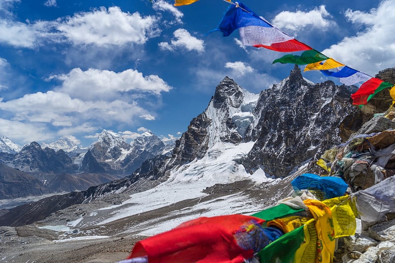 珠穆朗玛峰地区莲霍拉山口顶上的祈祷旗，