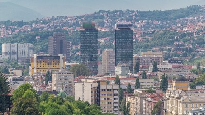 萨拉热窝老城区的屋顶和山丘上的房子的鸟瞰图，萨拉热窝，波斯尼亚和黑塞哥维那
