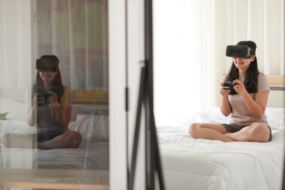 女人在卧室里玩VR