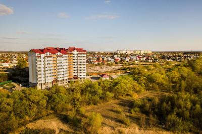 乌克兰Ivano-Frankivsk市绿色农村地区高层住宅公寓鸟瞰图