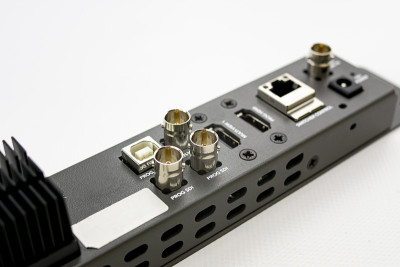 直播电视信号实现设备，具有sdi, hdmi, rj45，以太网，电视天线和usb连接的设备和摄像机