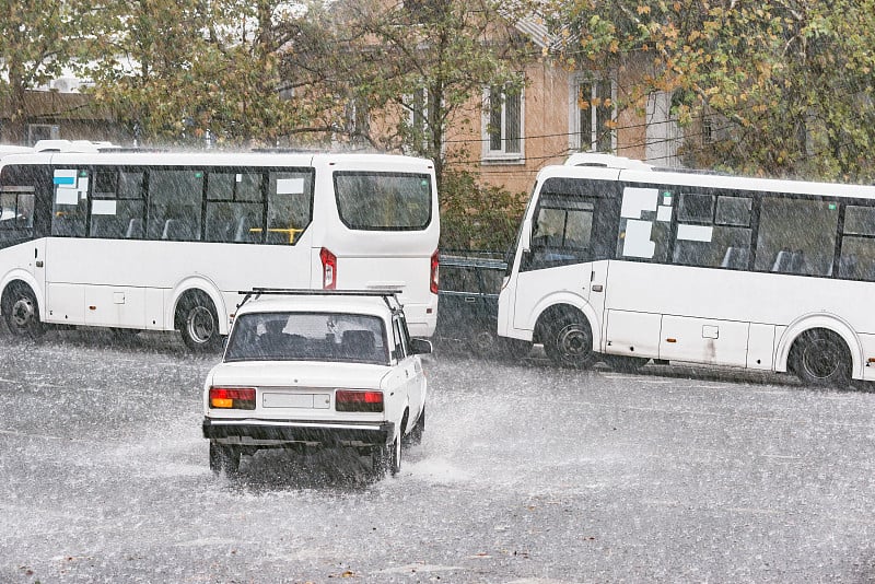 倾盆大雨下着潮湿的街道。索契。