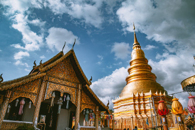 在泰国清迈的兰蓬灯节期间，Wat Haripunchai Woramahawihan寺庙