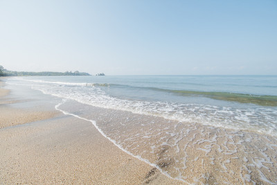 清澈的海水，多云的蓝天和美丽的热带海滩