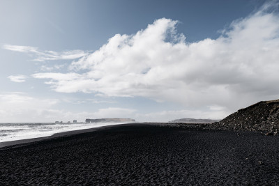 冰岛黑沙滩Reynisfjara。早上有风的。海浪。