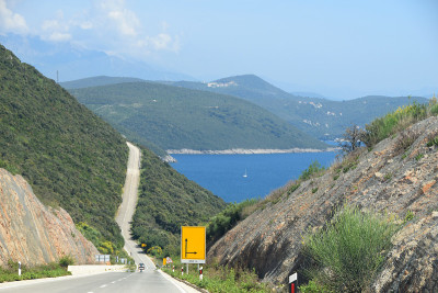 海岸景观-沿着海岸走的陡峭道路