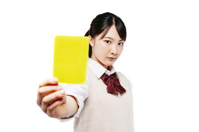 拿着黄牌的亚洲女学生。
