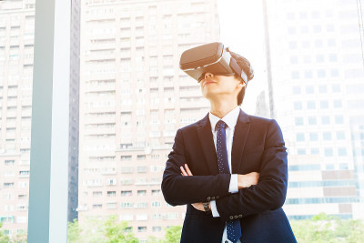 年轻商人尝试vr眼镜