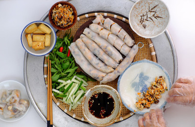 越南女子亲手准备早餐，自制素食米粉，由米粉糊卷成，美味的素食充塞菜