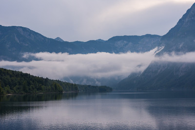 Bohinj湖,斯洛文尼亚。湖面上有大片的云。朱利安阿尔卑斯的夏日夜晚。