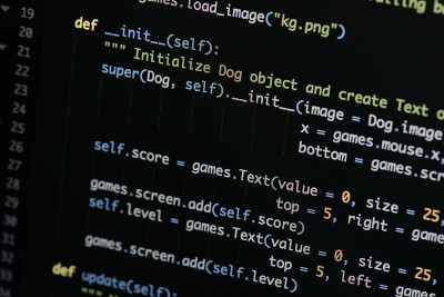 真正的Python代码开发屏幕。编程工作流抽象算法概念。放大后可见的Python代码行。