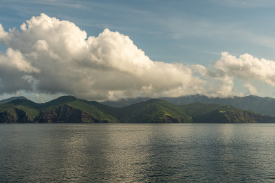 林卡岛南部海岸和云景，印度尼西亚。