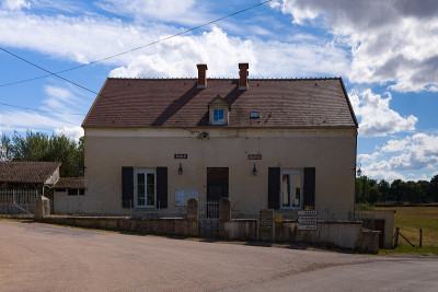 市政厅和学校在Cuncy les Varzy的传统村庄，在Nièvre，勃艮第，法国，在夏天。