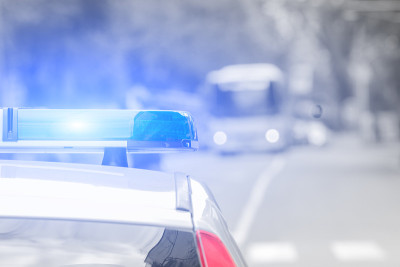 警察们都被警笛弄疯了。