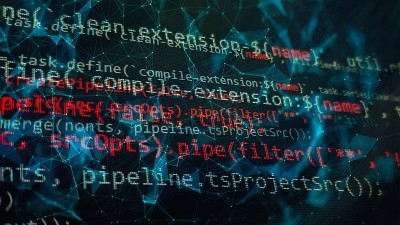 桌面PC显示器照片。Javascript函数，变量，对象。项目经理提出新的想法。未来的技术创造过程。