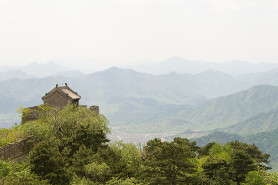 中国北京郊外的慕田峪，长城，山脉上的瞭望塔