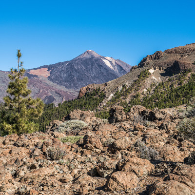山脉后面的泰德火山