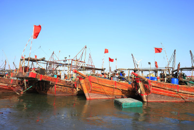 冬天，海上渔船