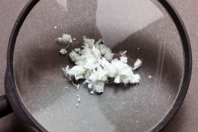 危险矿物石棉接近黑色背景