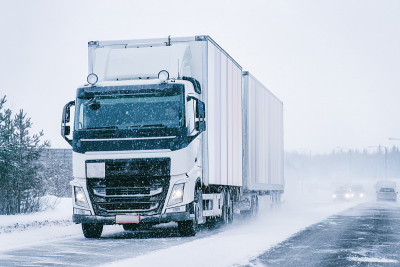芬兰拉普兰雪地上的卡车