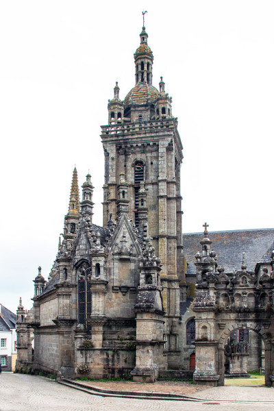 Saint-Thegonnec。灰色天空下的巴黎圣母院教堂。Finistere。布列塔尼