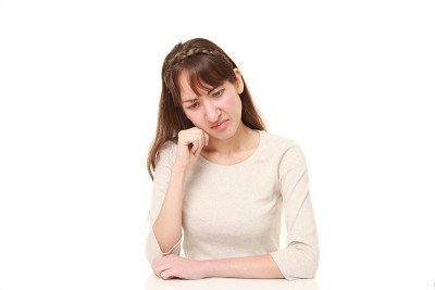 年轻女子担心着什么